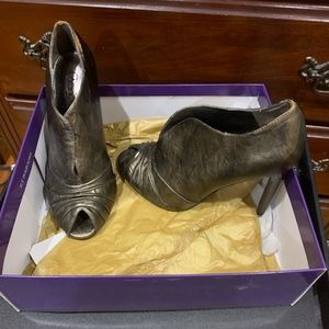 Bronze color open toed shoe